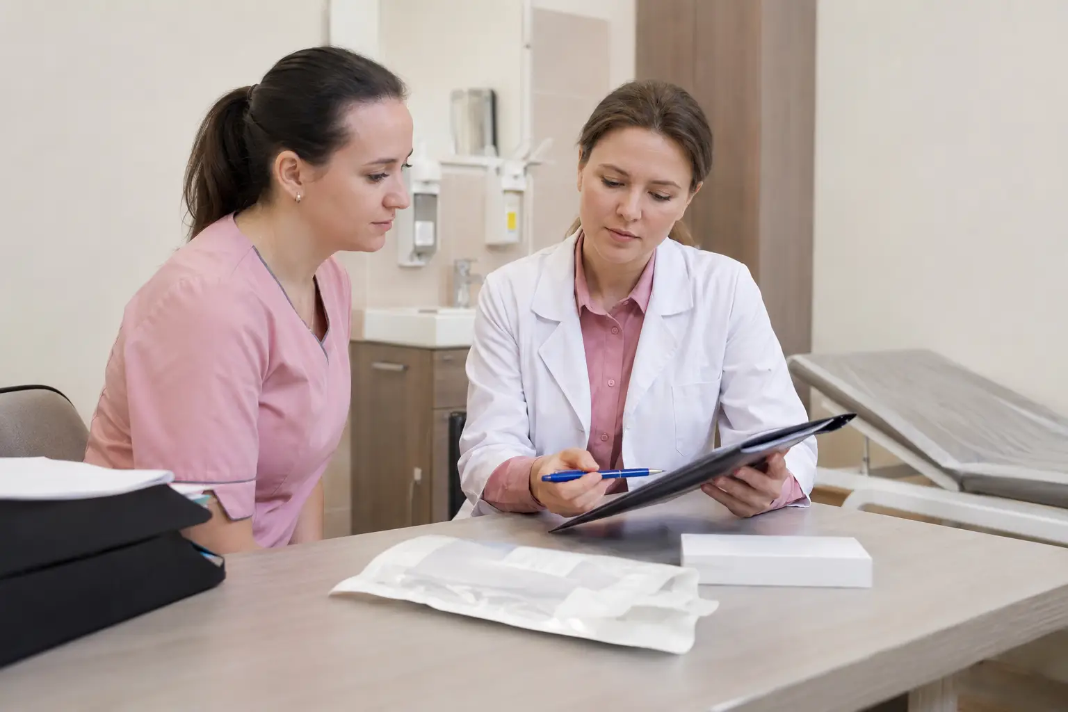 Нарколог и медсестра обсуждают возможность кодировки уколом